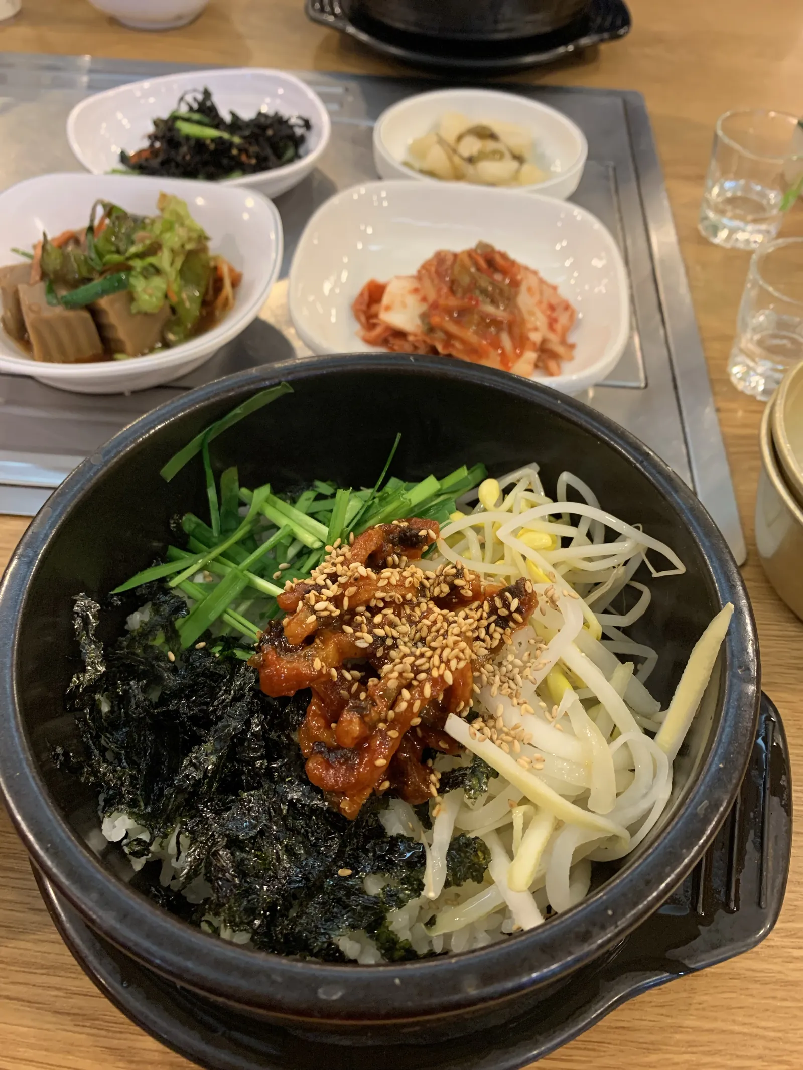 Dolsot bibimbap — ryžiai su daržovėmis, kiaušiniu ir gochujang aitriąja pasta įkaitusiame akmens puode