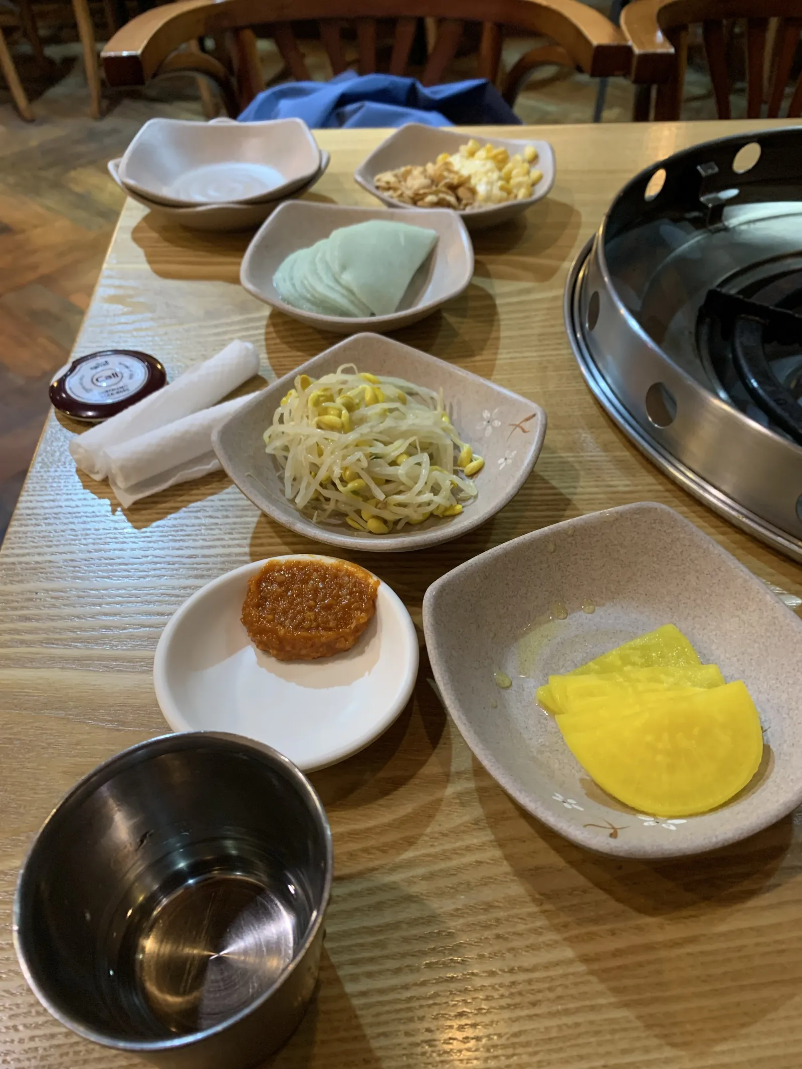 Korėjietiško BBQ stalas su į paviršių įmontuotu griliu ir banchan priedais