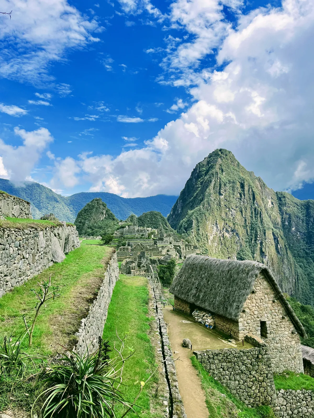 Peru maršrutas: 7, 14 ir 21 dienos planai su logistika ir kainomis Maču Pikču žemės ūkio terasos ir akmeninis namelis su šiaudiniu stogu