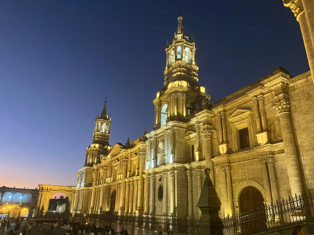 Peru maršrutas: 7, 14 ir 21 dienos planai su logistika ir kainomis Apšviesta Arekipos katedra Plaza de Armas aikštėje sutemus