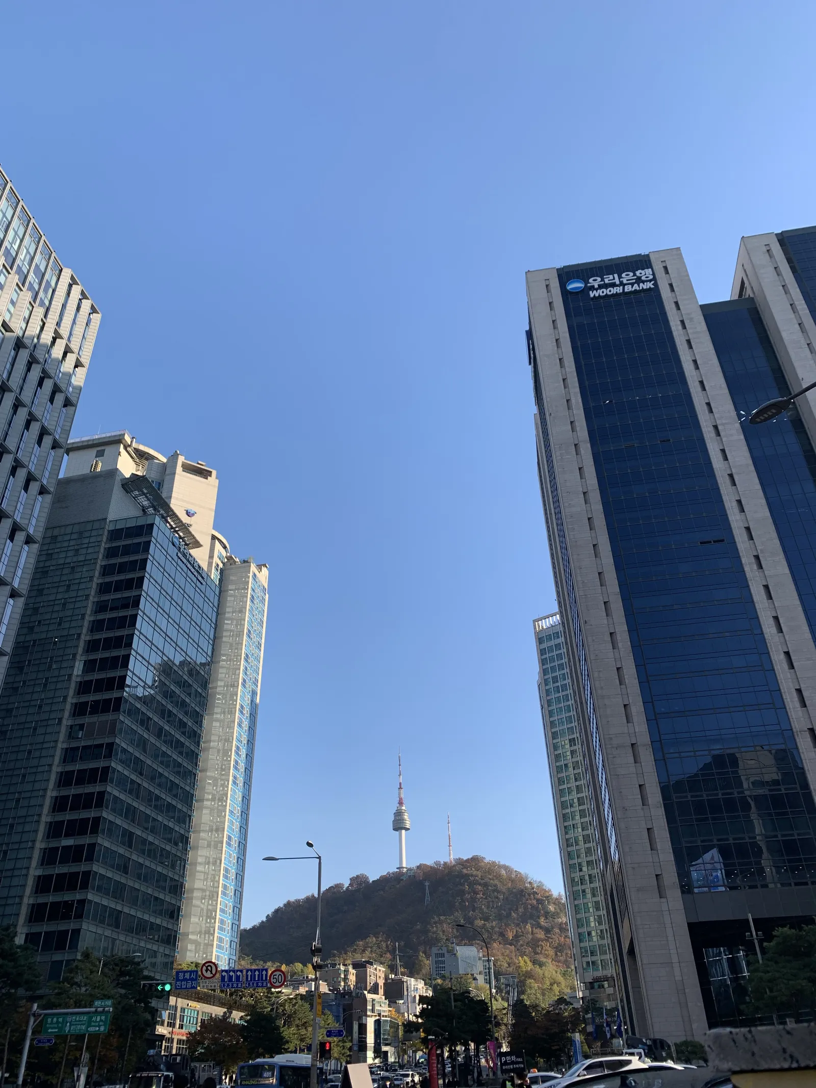 Seulo dangoraižiai ir N Seoul Tower kalvos viršuje po giedru dangumi